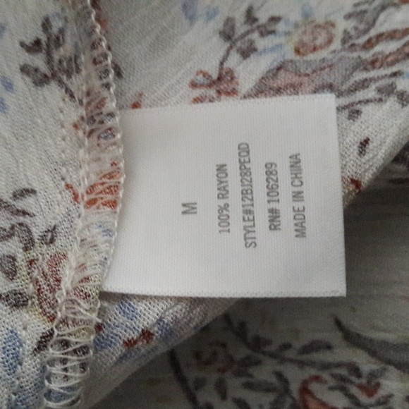 NWT Ladies Ivory Paisley Lace Crochet V-Neck Trim Blouse Size Medium - Picture 3 of 9